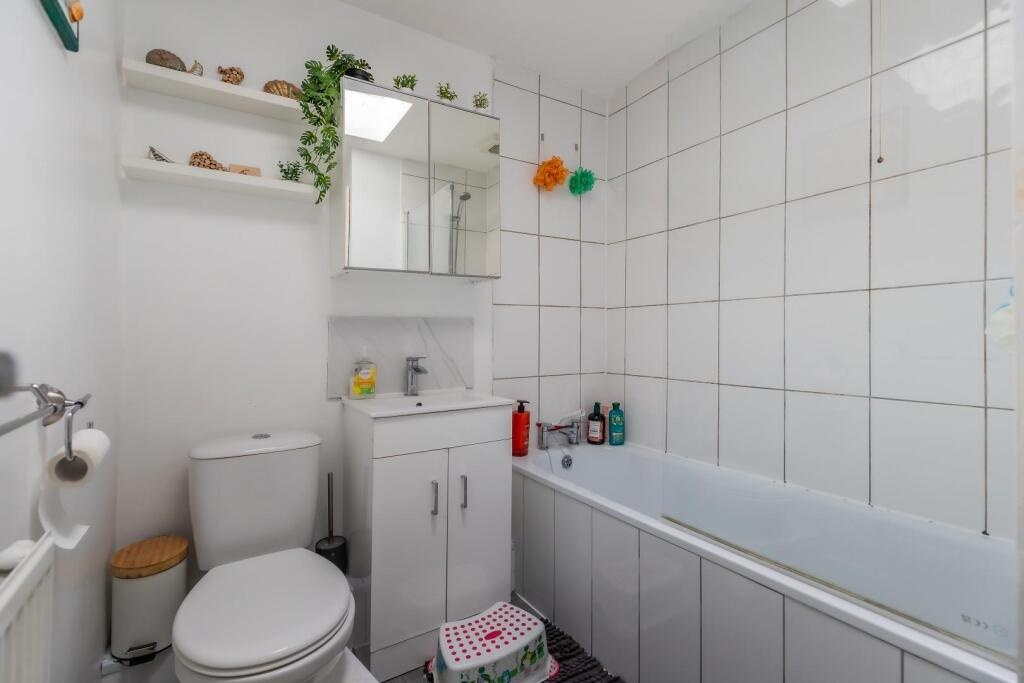 3 Bed End Terrace, Uplands Crescent, CF64 photo 5