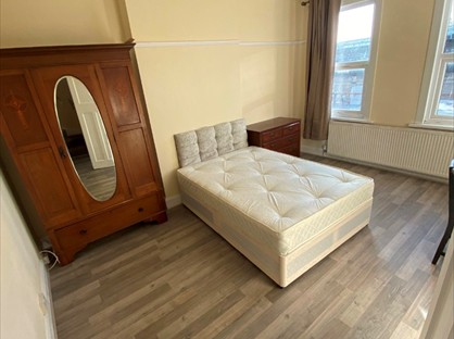 Room in a Shared House, Holloway Road, N7