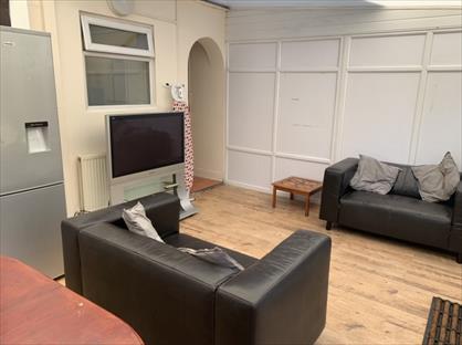6 Bed Semi-Detached House, Bridge Road, UB8