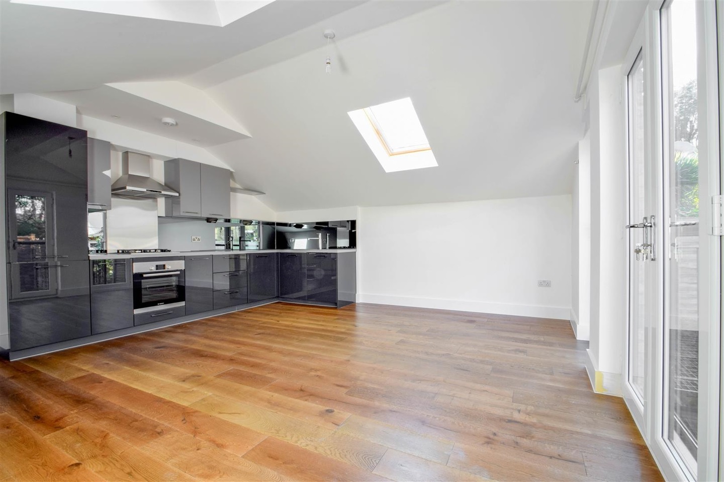 2 Bed Flat, Laura Terrace, N4 photo 5