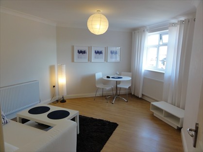 1 Bed Flat, Commonside East, CR4