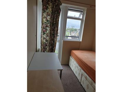 Room in a Shared House, Crown Road, SM1