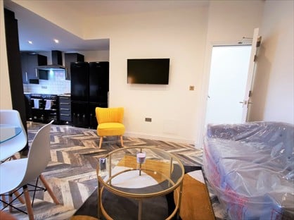 Room in a Shared House, Channell Road, L6