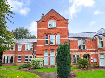 2 Bed Flat, Clovelly Court, M27