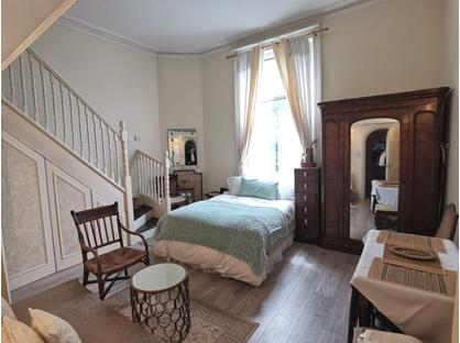 Studio Flat, Earl's Court Square, SW5