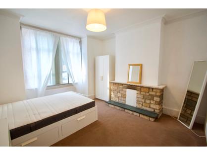 4 Bed Semi-Detached House, Queenstown Road, SW8