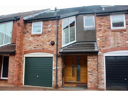 3 Bed Terraced House, Gatcombe Mews, SK9
