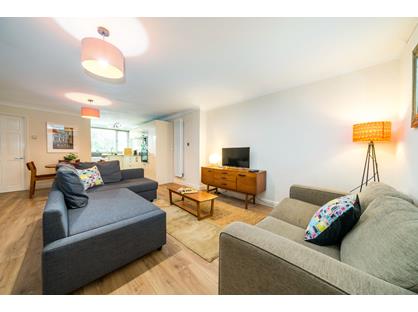 1 Bed Flat, Sandycombe Road, TW9