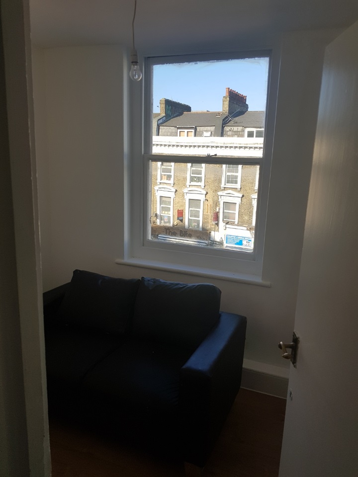 2 Bed Flat, Kingsland Road, E8 photo 3