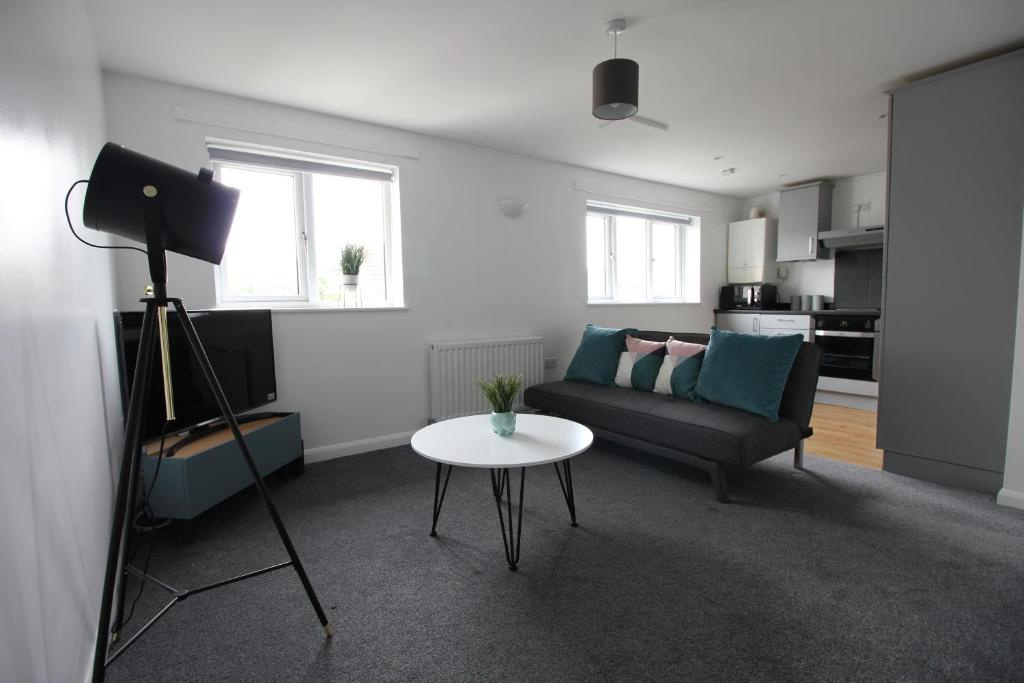 Hoddesdon - 1 Bed Flat, Ware Road, EN11 - To Rent Now for £1,160.00 p/m