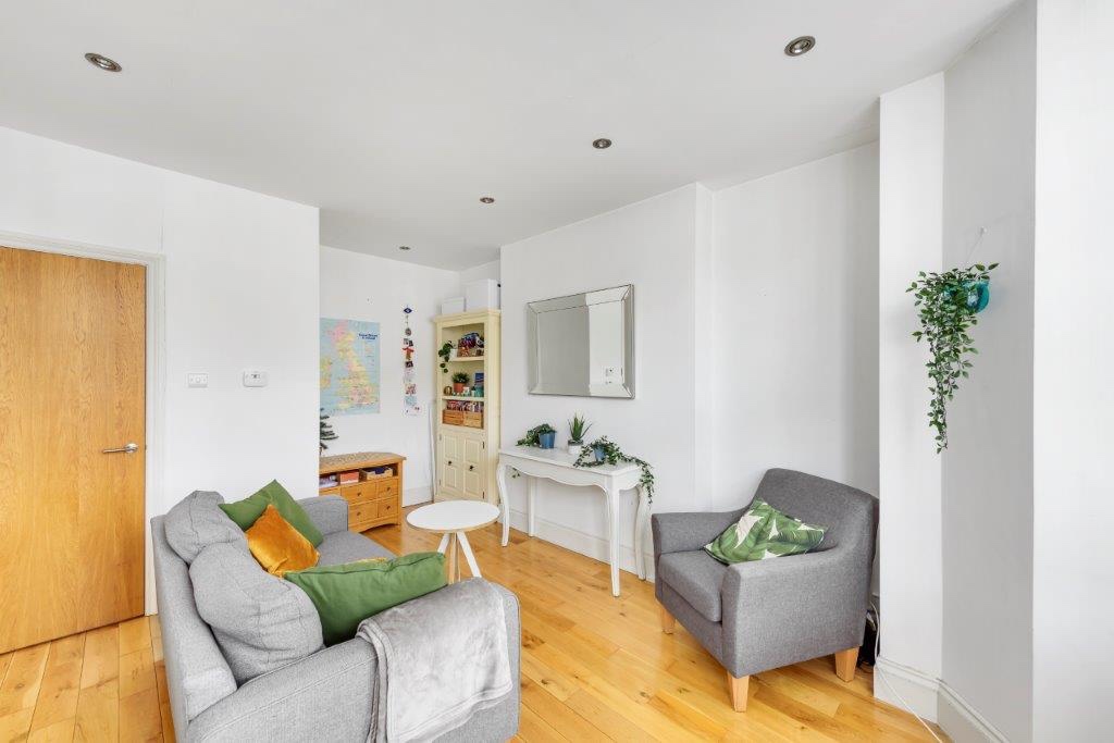 1 Bed Flat, Brondesbury, NW6 photo 5