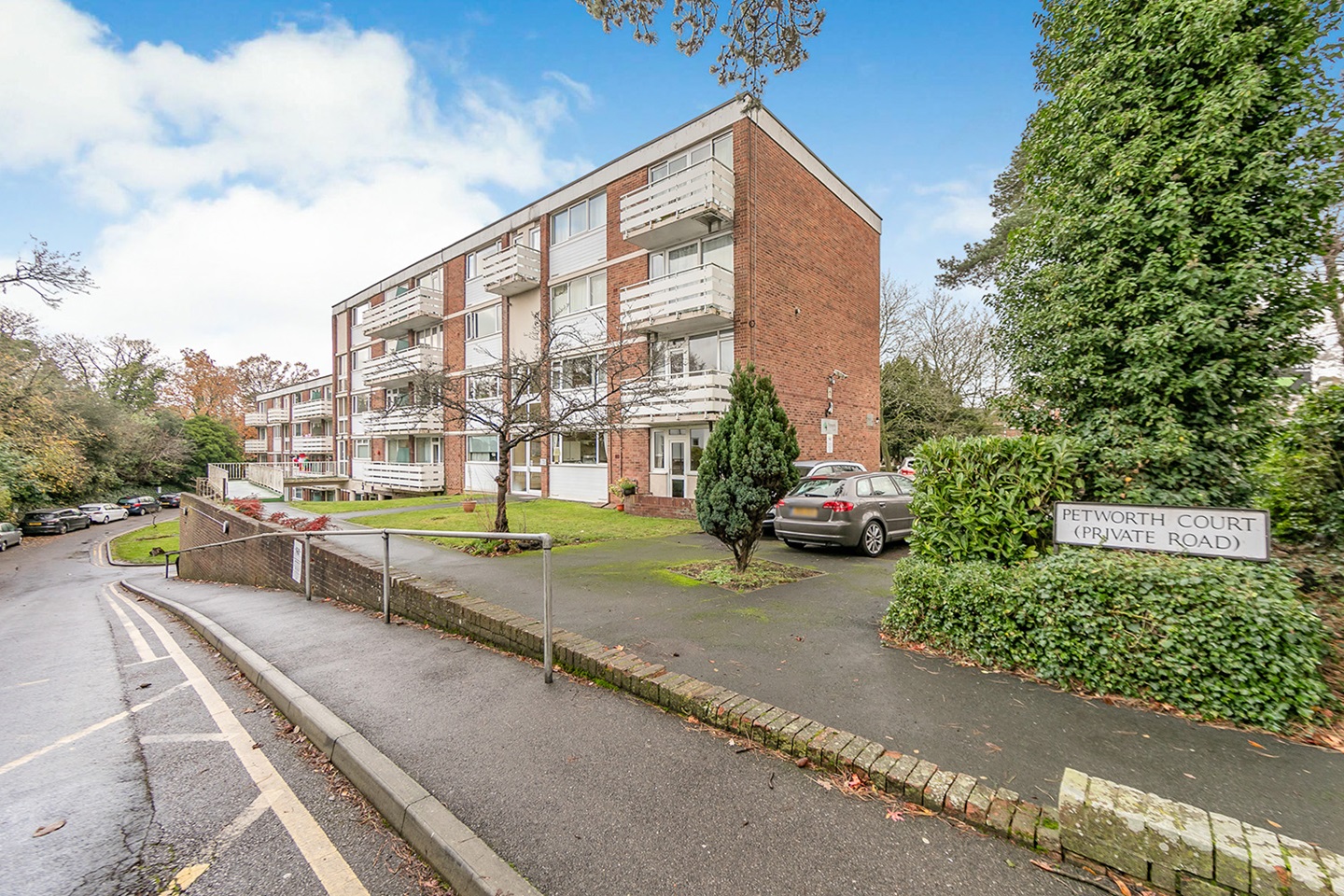 2 Bed Flat, Petworth Court, RG1, N1 7GU