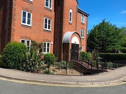 2 Bed Flat, Waterside Court, GU34