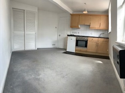 Studio Flat, Victoria Street, SL4