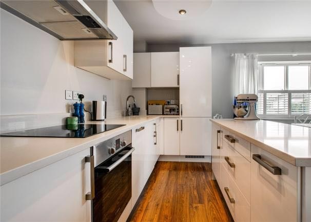 2 Bed Flat, Denning Mews, SW12 photo 2