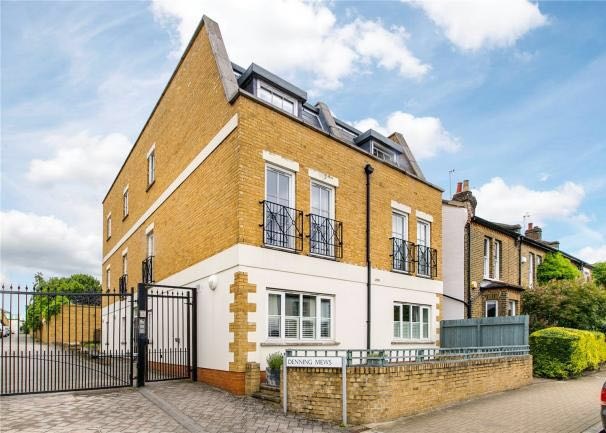 2 Bed Flat, Denning Mews, SW12 photo 5