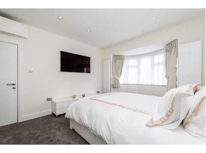 5 Bed Detached House, Bowes Road, W3