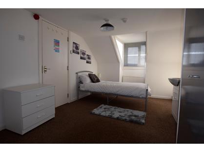 Room in a Shared House, Market Street, S80