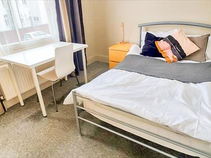 Room in a Shared Flat, Charman Road, RH1