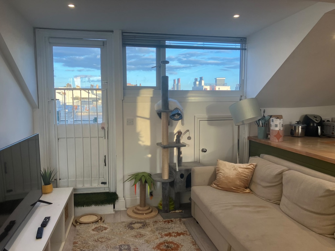 2 Bed Flat, Burlington St, BN2 photo 2