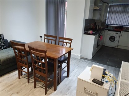 Room in a Shared House, Kelso Road, L6
