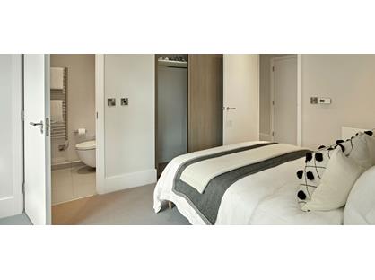 Studio Flat, Kent Court, TW3