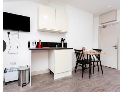 Studio Flat, Mitcham Road, SW17
