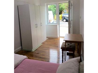 Studio Flat, Glastonbury Road, SM4