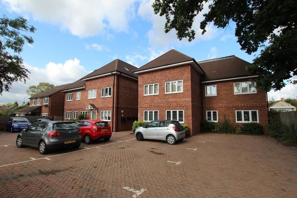 Wokingham 2 Bed Flat, Reading Road, RG41 To Rent Now for £1,450.00 p/m