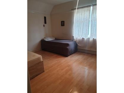 Room in a Shared House, Knightwood Crescent, KT3