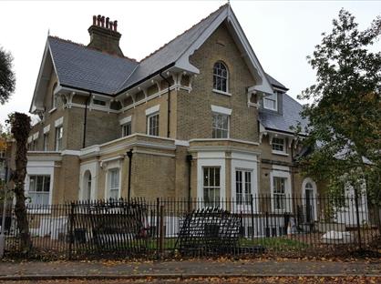 3 Bed Flat, Fox Hill, SE19