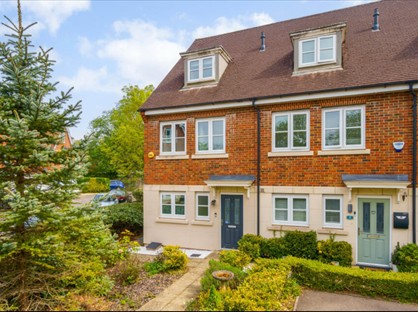 3 Bed Semi-Detached House, Montgomery Way, CR8