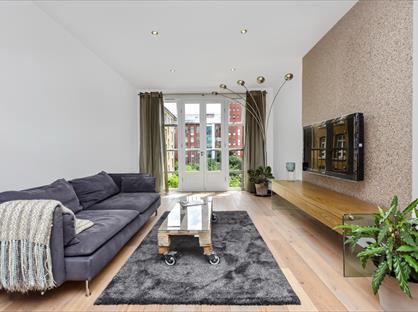 2 Bed Flat, Park West Building, E3