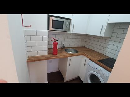 Studio Flat, Carshalton Road, SM1