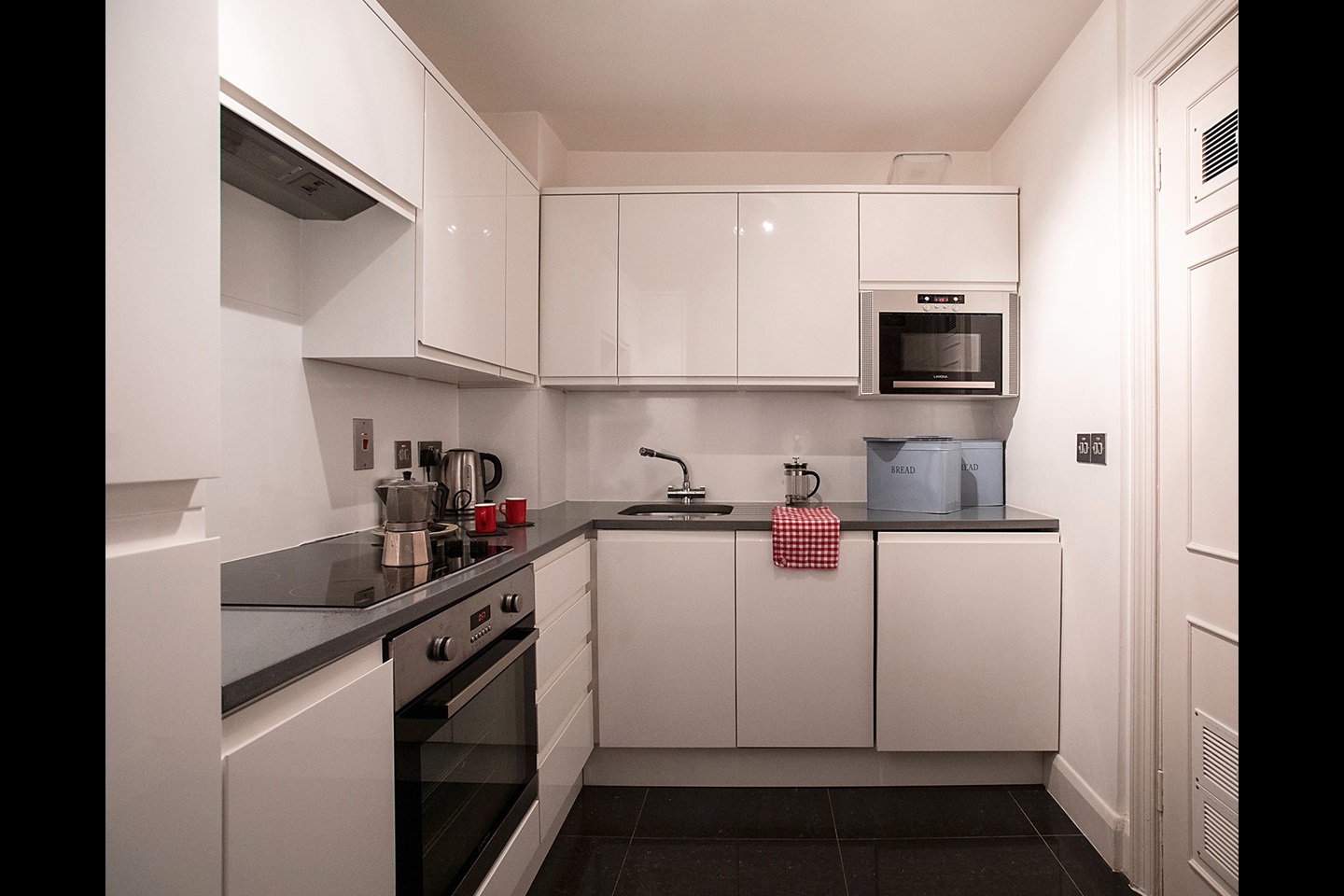 1 Bed Flat, Bloomsbury Square, WC1A photo 4