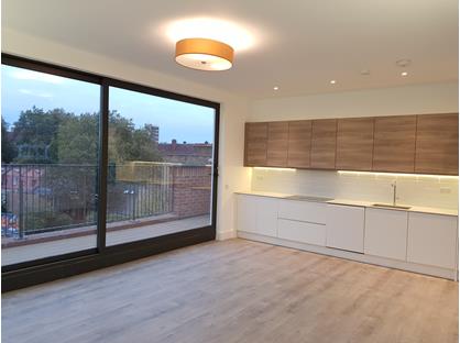 3 Bed Flat, Oak Apartments, E9