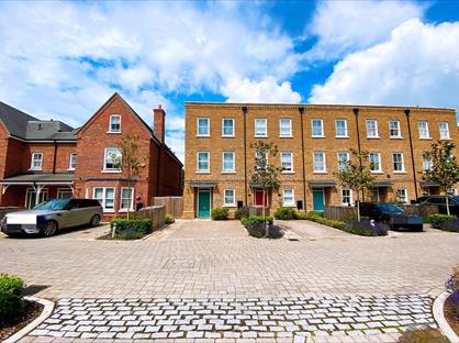 4 Bed Terraced House, Barrons Chase, TW10