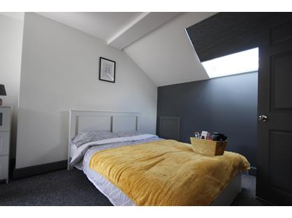 Room in a Shared House, Strawberry Hill, M6