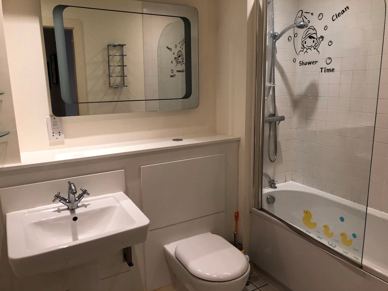 3 Bed Flat, Salford, M5 photo 4