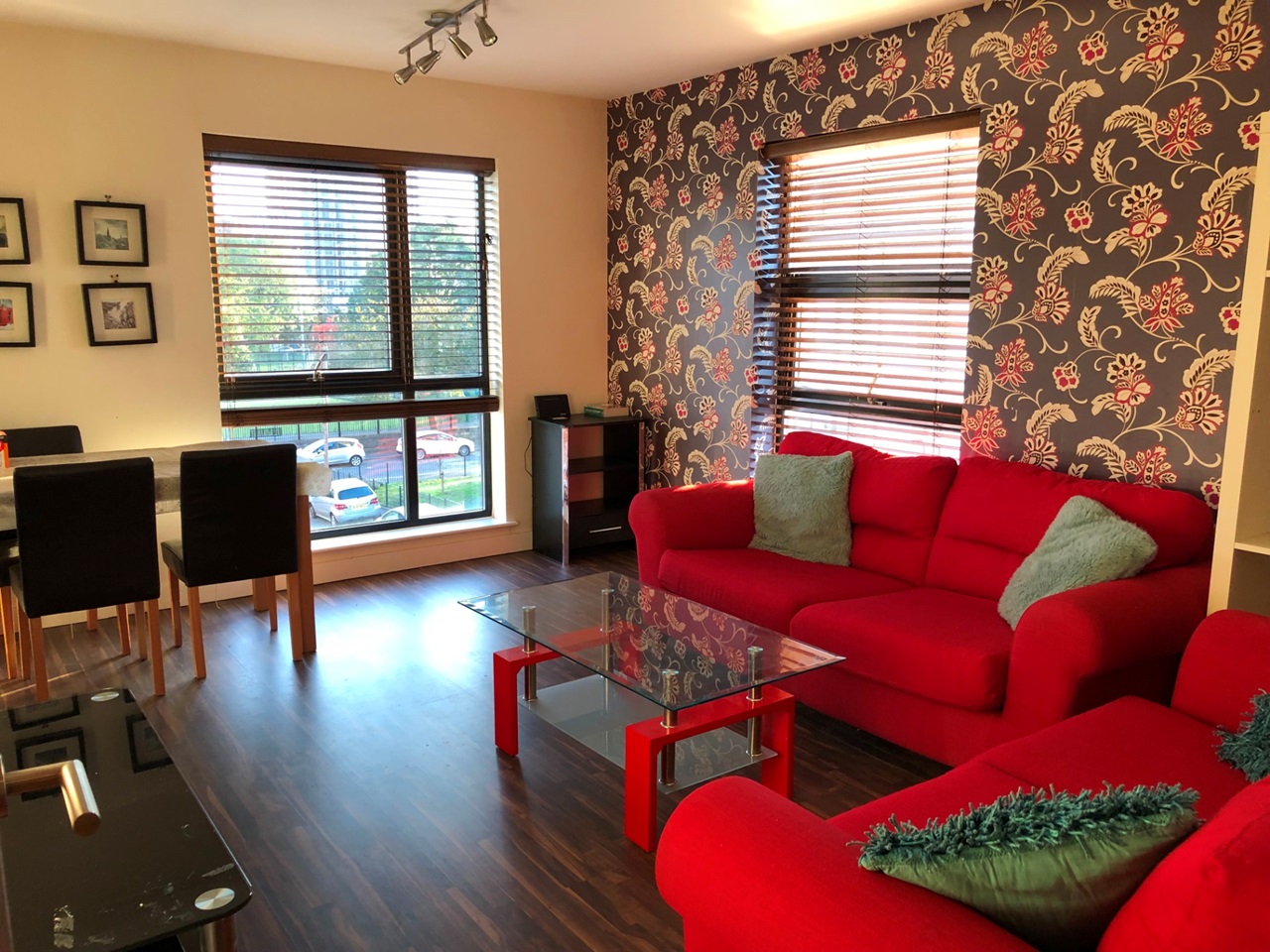 3 Bed Flat, Salford, M5 photo 2