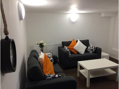 4 Bed Terraced House, Cross Lane, HD4