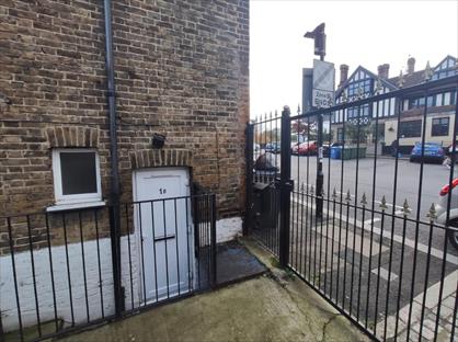 Studio Flat, Catford Road, SE6