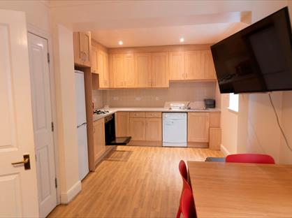 6 Bed End Terrace, Cabell Road, GU2