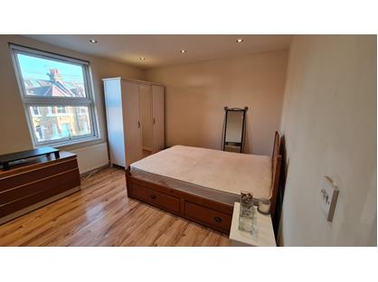 Room in a Shared Flat, Hamilton Road, SW19