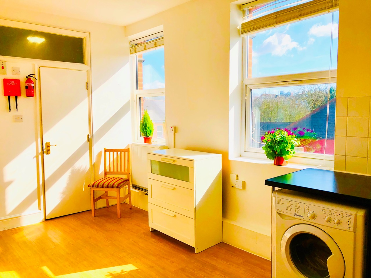 London Studio Flat, Cricklewood Broadway, NW2 To Rent Now for £950.