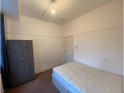 Room in a Shared Flat, Kingston Road, KT3